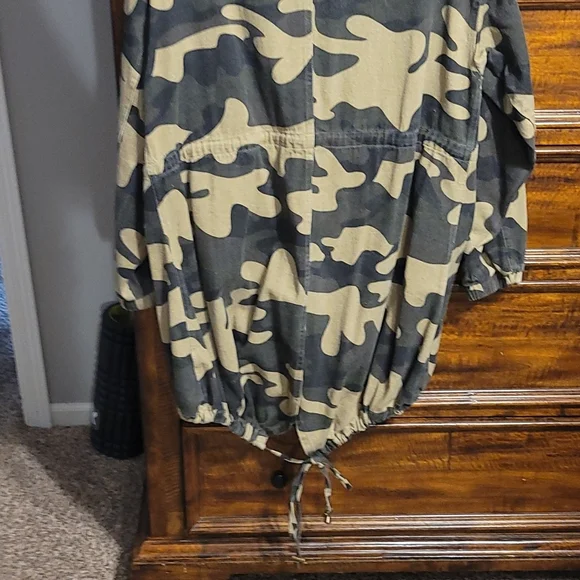 Fashion Nova Womens medium oversized Camo jacket. Long jacket - Picture 6 of 7